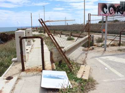 Su questa strada � possibile transitare con l�auto fino a un certo punto: poi diventa sbarrata da vistose e arrugginite barriere in ferro